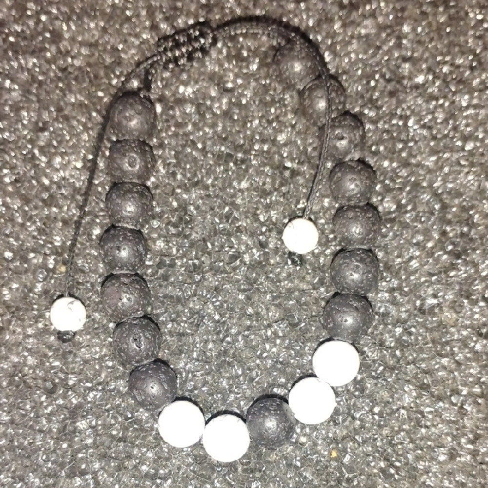 Black and White Beaded Bracelet - Picture 1 of 5